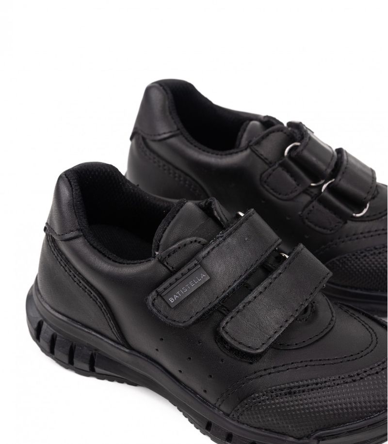 Zapatilla-de-cuero-negro-con-velcro