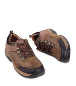 Zapatillas-estilo-trekking-de-cuero-en-marron