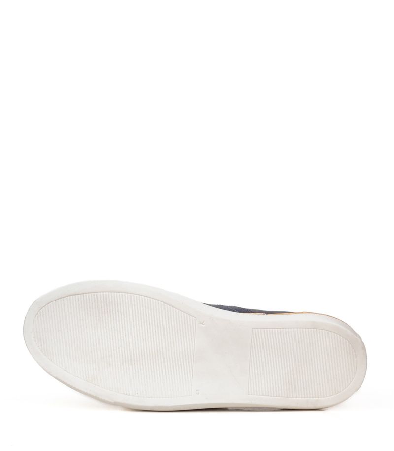 Zapatillas-clasicas-de-cuero-en-azul