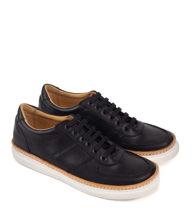 Zapatillas-clasicas-de-cuero-negro