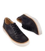 Zapatillas-clasicas-de-cuero-negro