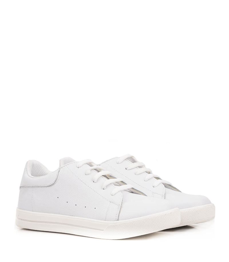 Zapatillas-de-cuero-en-blanco