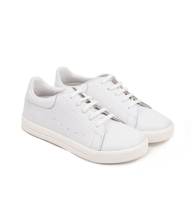 Zapatillas-de-cuero-en-blanco