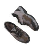 Zapatillas-estilo-trekking-de-cuero-en-gris