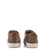 Zapatillas-urbanas-de-cuero-marron-con-base-blanca