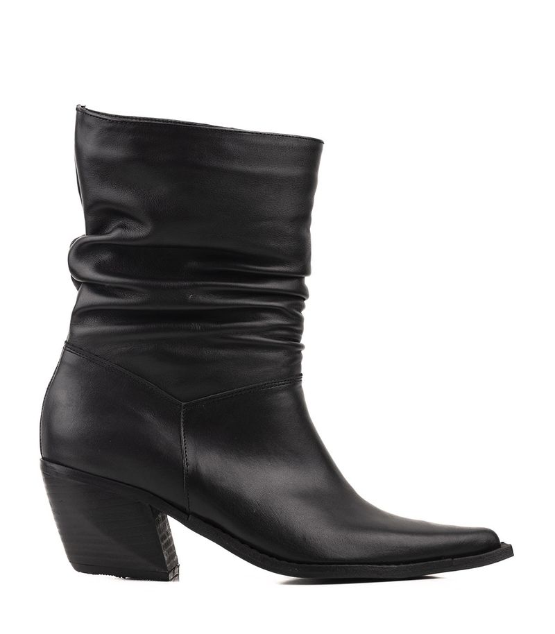 Botas-cortas-abuchonadas-de-cuero-negro