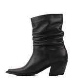 Botas-cortas-abuchonadas-de-cuero-negro