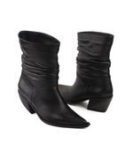 Botas-cortas-abuchonadas-de-cuero-negro