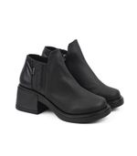 Botas-cortas-con-recortes-de-cuero-en-negro