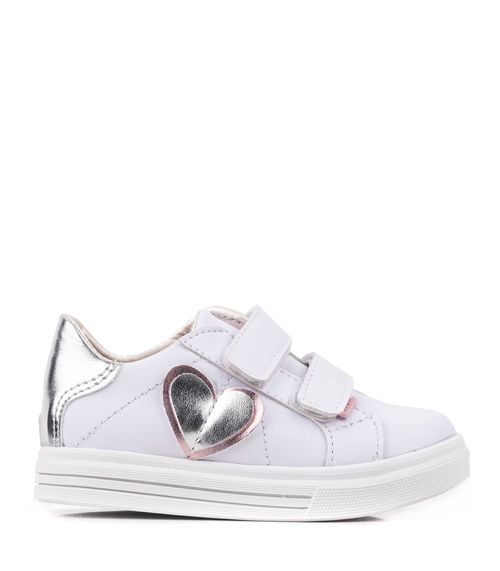 Zapatillas de símil cuero con aplique de corazón en blanco