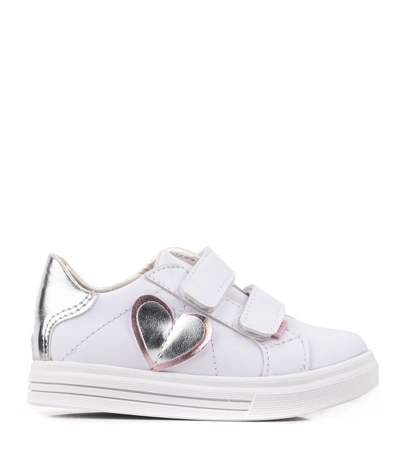 Zapatillas-de-simil-cuero-con-aplique-de-corazon-en-blanco