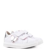 Zapatillas-de-simil-cuero-con-aplique-de-corazon-en-blanco