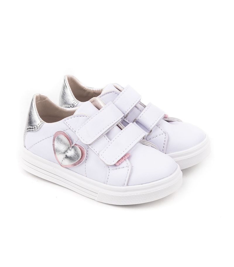 Zapatillas-de-simil-cuero-con-aplique-de-corazon-en-blanco