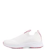 Zapatillas-urbanas-de-tela-en-blanco