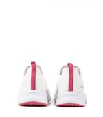 Zapatillas-urbanas-de-tela-en-blanco