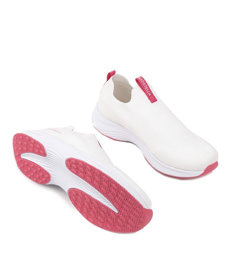 Zapatillas-urbanas-de-tela-en-blanco