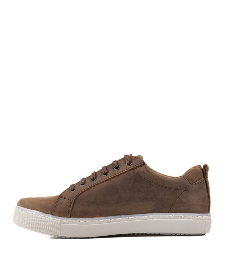 Zapatillas-urbanas-de-cuero-marron-con-base-blanca