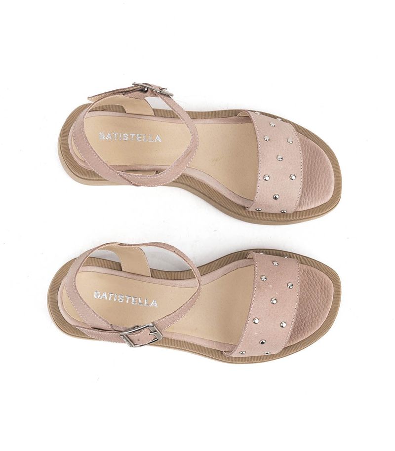 Sandalias-bajas-con-tachas-de-cuero-en-nude