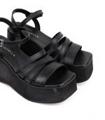 Sandalias-con-cintas-de-cuero-en-negro