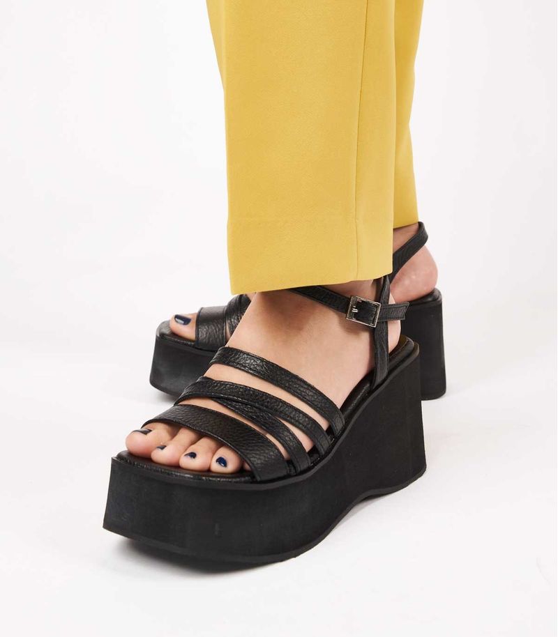 Sandalias-con-cintas-de-cuero-en-negro