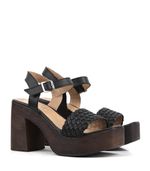 Sandalias-altas-trenzadas-de-cuero-en-negro