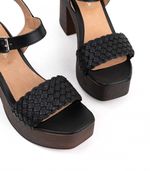 Sandalias-altas-trenzadas-de-cuero-en-negro