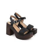 Sandalias-altas-trenzadas-de-cuero-en-negro