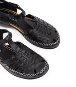 Sandalias-de-cuero-en-negro