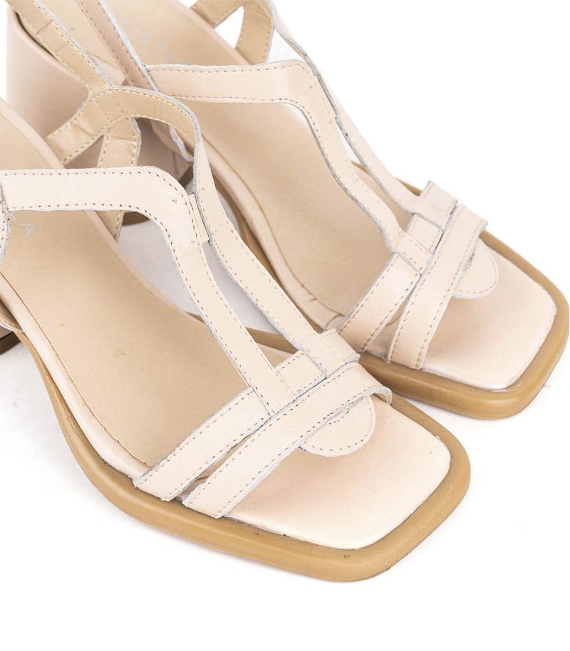 Sandalias-taco-ancho-de-cuero-en-nude