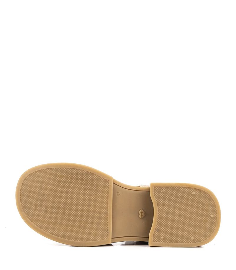 Sandalias-bajas-de-cuero-en-beige