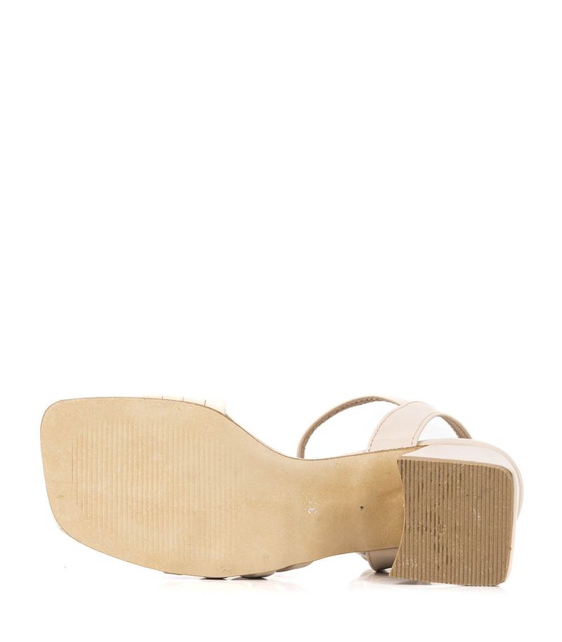 Sandalias-con-cintas-de-cuero-en-nude