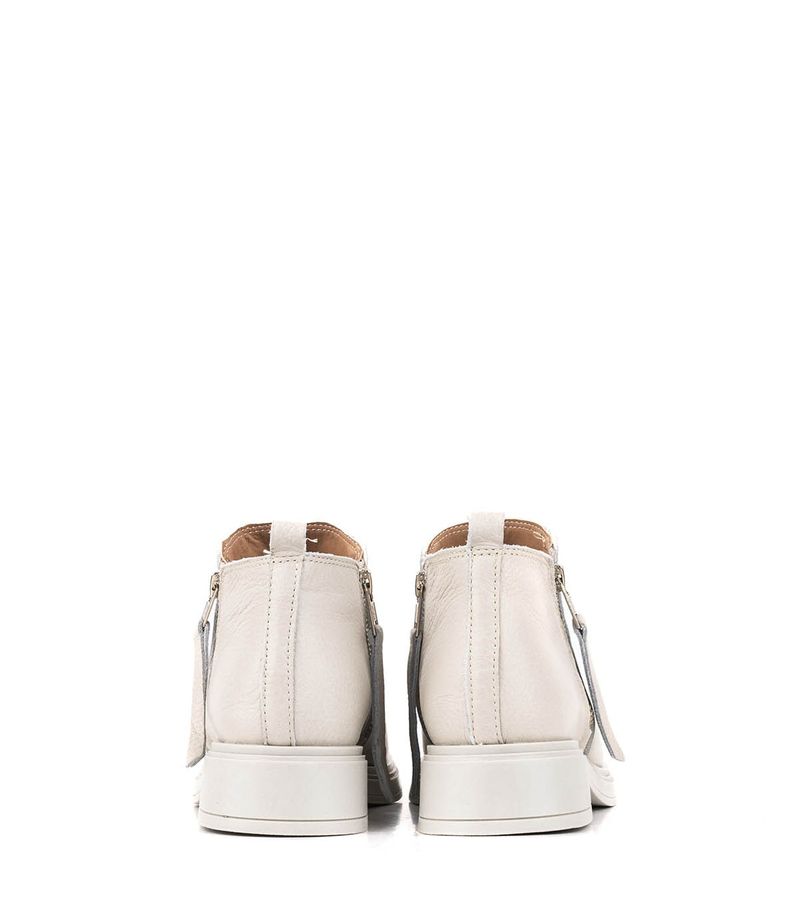 Botas-cortas-con-cintas-de-cuero-en-manteca