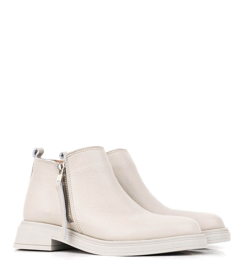 Botas-cortas-con-cintas-de-cuero-en-manteca