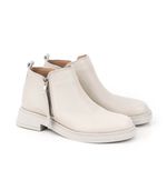 Botas-cortas-con-cintas-de-cuero-en-manteca