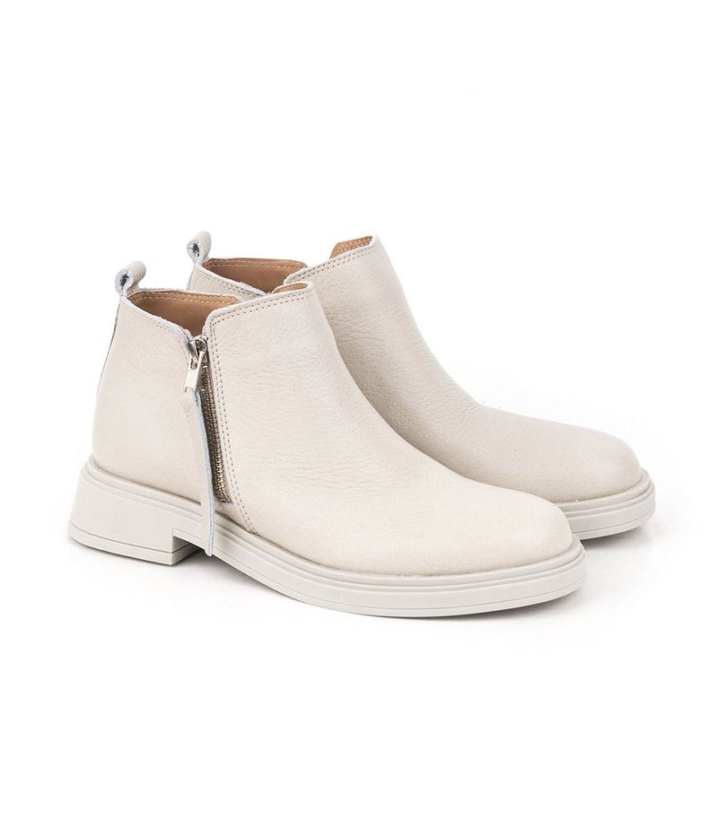 Botas-cortas-con-cintas-de-cuero-en-manteca