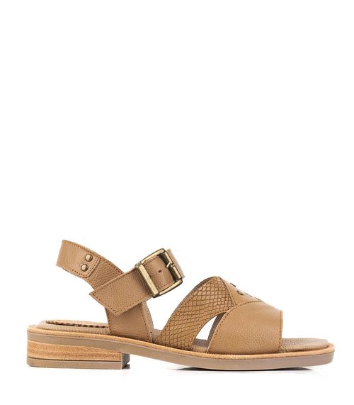 Sandalias bajas con tachas de cuero en beige