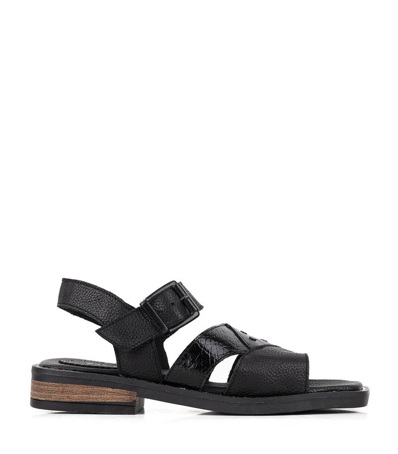 Sandalias-bajas-con-tachas-de-cuero-negro