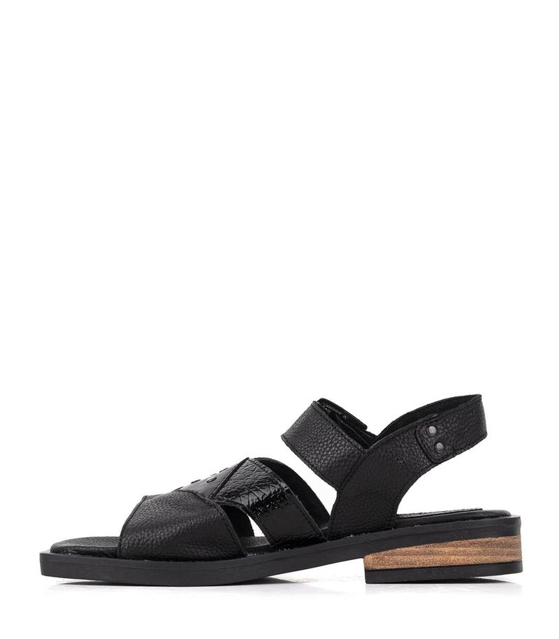 Sandalias-bajas-con-tachas-de-cuero-negro