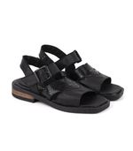 Sandalias-bajas-con-tachas-de-cuero-negro