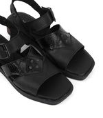 Sandalias-bajas-con-tachas-de-cuero-negro