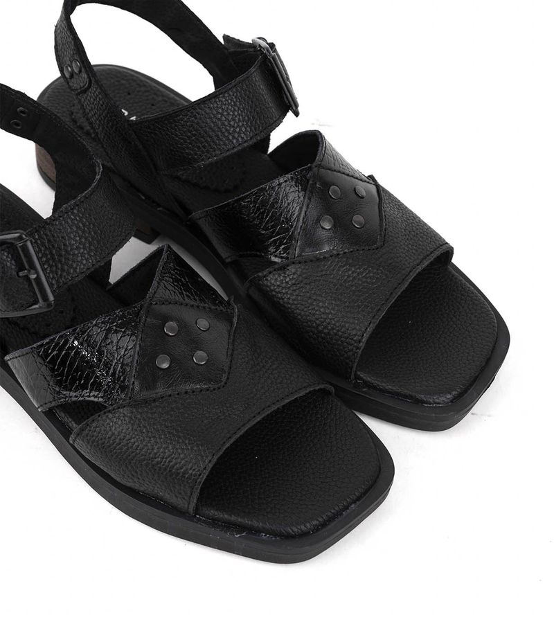 Sandalias-bajas-con-tachas-de-cuero-negro