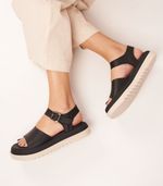 Sandalias-bajas-clasicas-de-cuero-negro