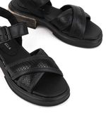 Sandalias-bajas-de-cuero-tramadas-en-negro