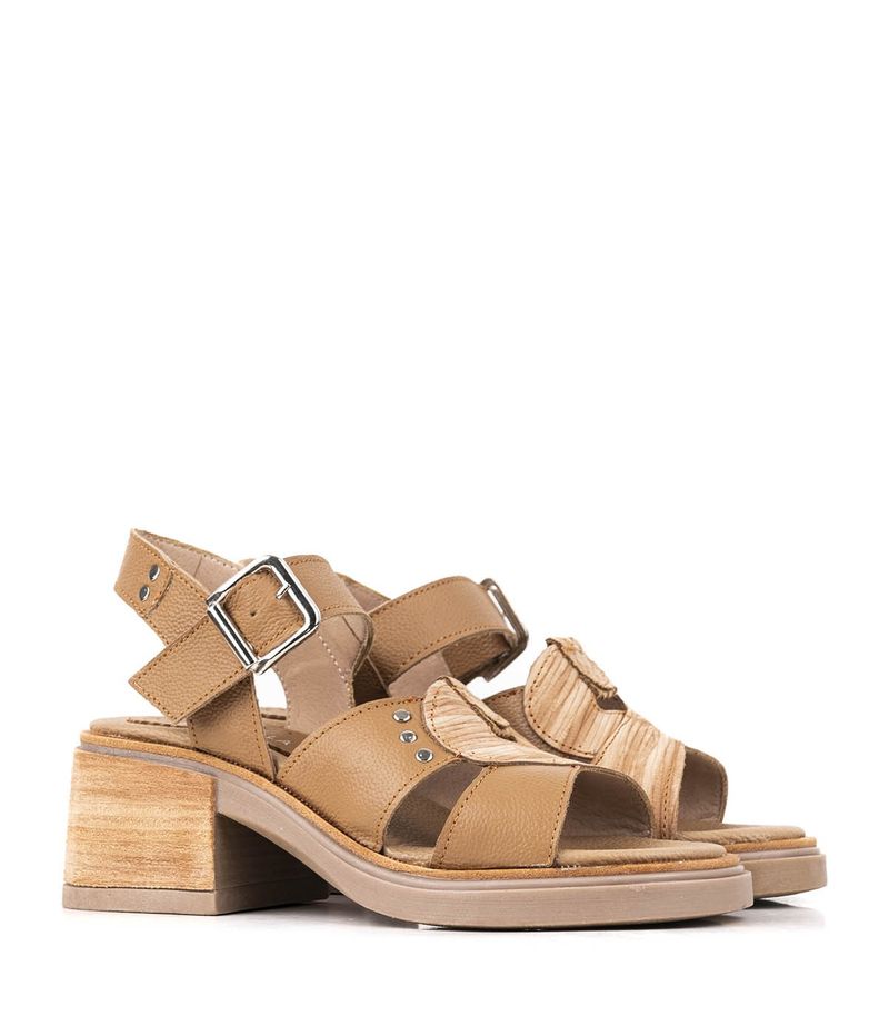 Sandalias-de-cuero-combinadas-con-tachas-en-beige