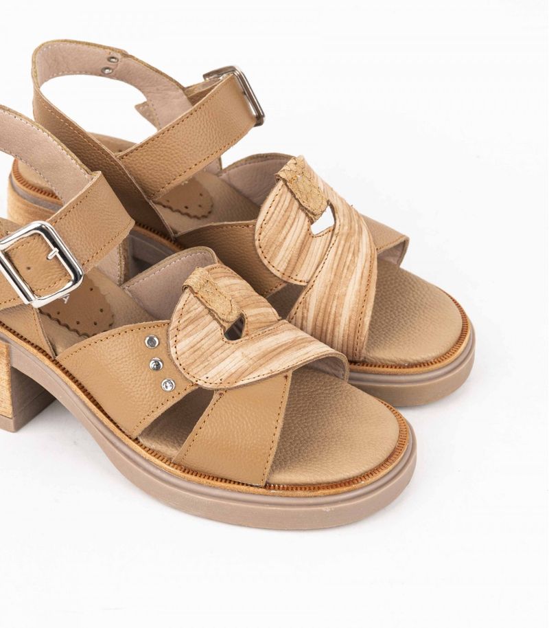 Sandalias-de-cuero-combinadas-con-tachas-en-beige