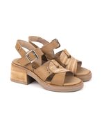 Sandalias-de-cuero-combinadas-con-tachas-en-beige