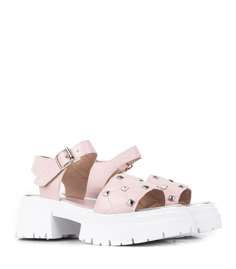 Sandalias-de-simil-con-tachas-en-rosa