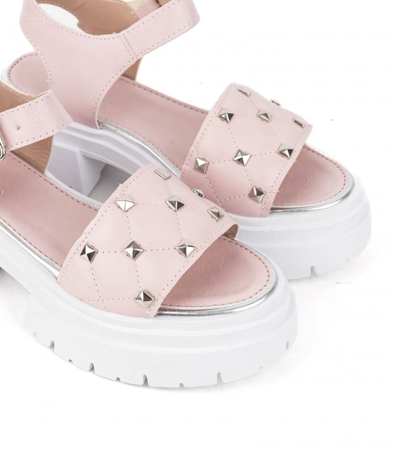 Sandalias-de-simil-con-tachas-en-rosa