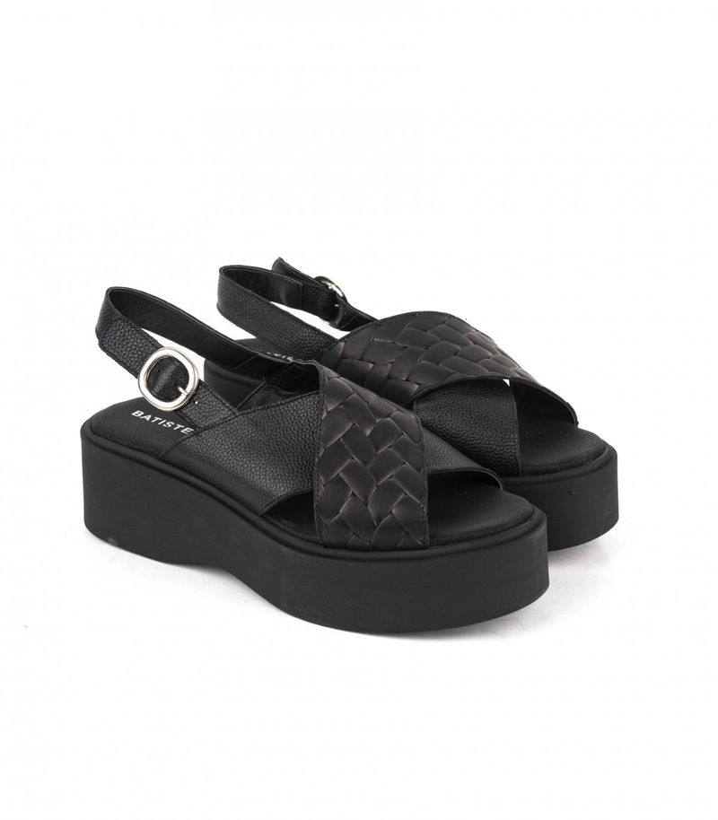 Sandalias-de-cuero-tramadas-en-negro