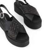 Sandalias-de-cuero-tramadas-en-negro